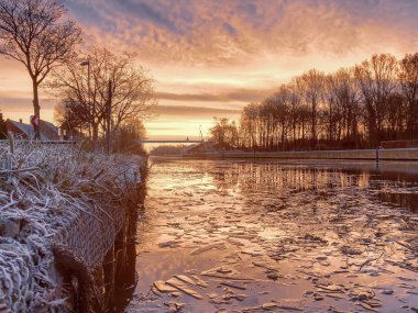 Dramatik nehir gündoğumu