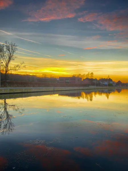 Dramatischer Sonnenaufgang am Fluss — Stockfoto