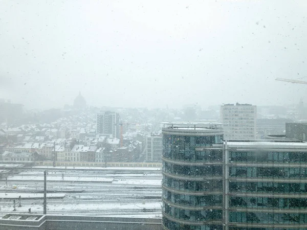 Śnieg w mieście zimą — Zdjęcie stockowe