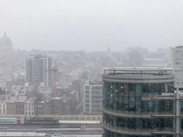 Schnee in der Stadt im Winter — Stockfoto