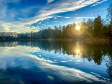 Gün batımında sakin pastoral göl manzarası