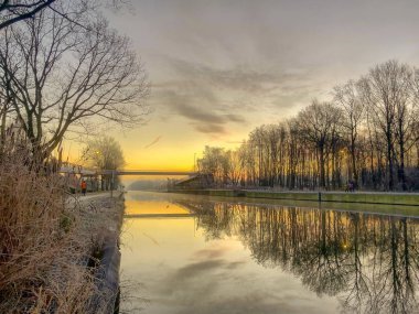 Güzel bir nehir manzarası üzerinde dramatik ve renkli gündoğumu