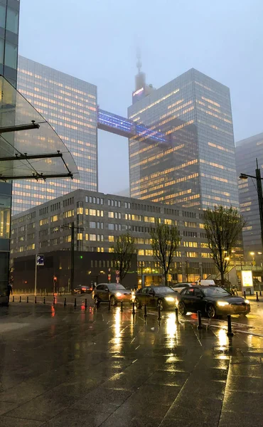 Deszcz o świcie w dzielnicy biznesowej miasta — Zdjęcie stockowe