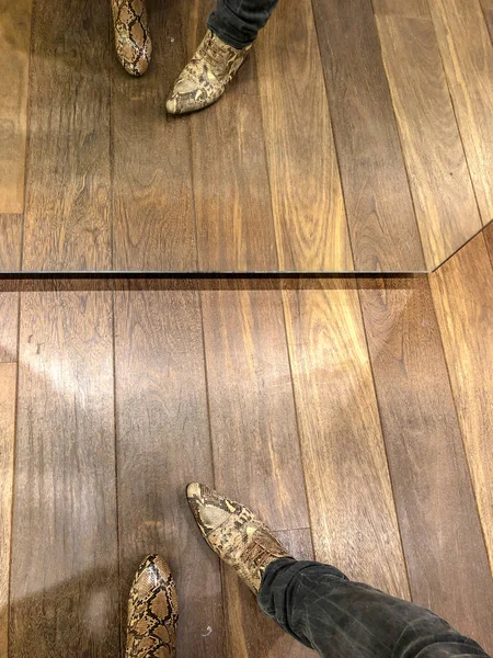 Homme essayant sur les chaussures à la mode et vérifier dans le miroir — Photo
