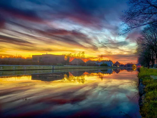 Drámai és színes napfelkeltét egy gyönyörű folyami táj — Stock Fotó