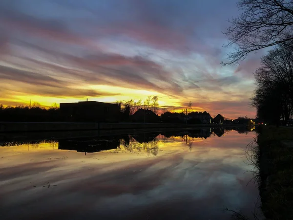 Dramático y colorido amanecer sobre un hermoso paisaje fluvial — Foto de Stock