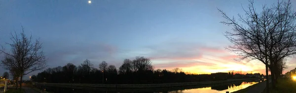 Dramático y colorido amanecer sobre un hermoso paisaje fluvial — Foto de Stock