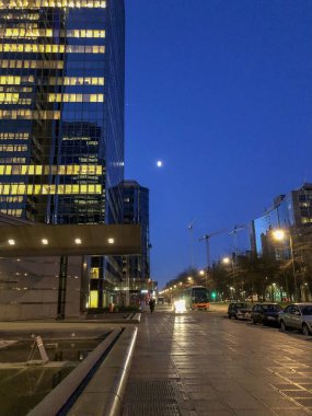 Şehrin iş bölgesi üzerinde gündoğumu