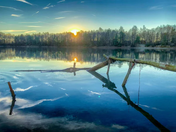 Спокойный идиллический пейзаж озера на закате — стоковое фото