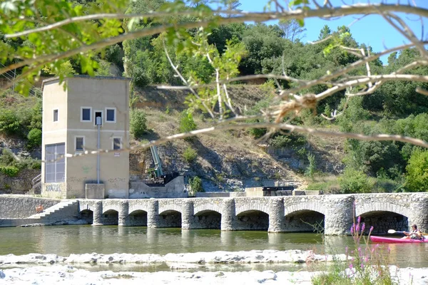 Güney Fransa 'da Ardeche Nehri üzerinde kayakers seyahat fotoğrafı — Stok fotoğraf