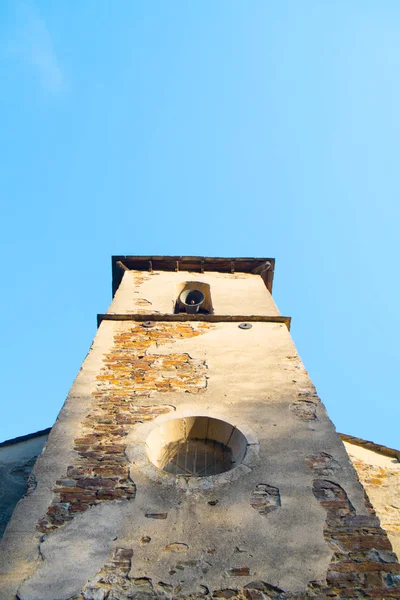 Typische Kirche in einem kleinen französischen Dorf — Stockfoto