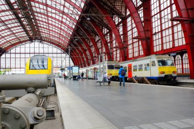 Antwerp, Belçika, Mayıs 2019, Antwerp Merkez Istasyonu 'nda bekleyen Insanlar