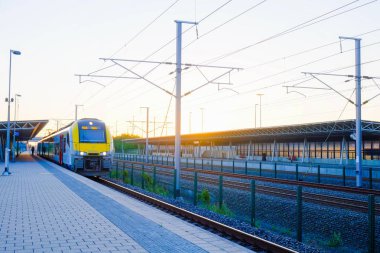 Antwerp, Belçika, Mayıs 2019, Antwerp Merkez Istasyonu 'nda bekleyen Tren