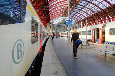 Antwerp, Belçika, Mayıs 2019, Antwerp Merkez Istasyonu platformunda yürüyen kadın
