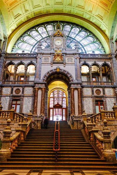 Antverpy, Belgie, květen 2019, vstupní schodiště do antverpské střední — Stock fotografie