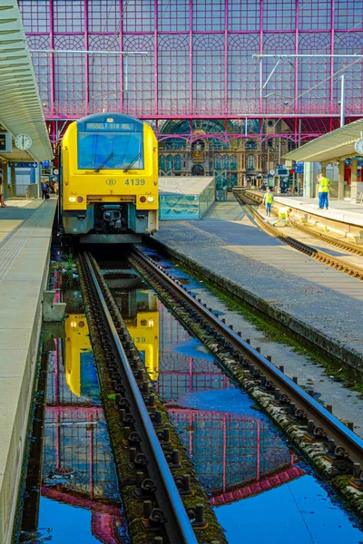 Antwerp, Belçika, Mayıs 2019, tren Antwerp Merkez Istasyonu platformunda bekliyor