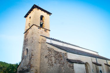 Küçük bir Fransız köyünde tipik bir kilise.