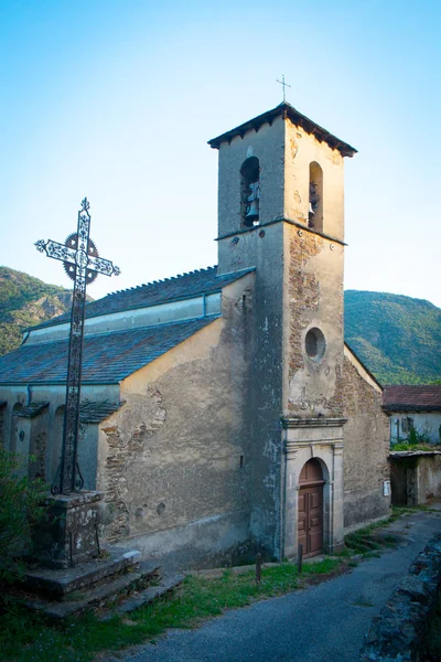 Eglise typique dans un petit village français — Photo