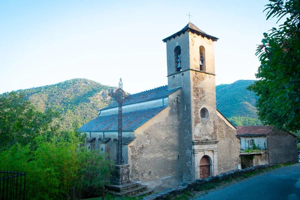 Igreja típica em uma pequena aldeia francesa — Fotografia de Stock