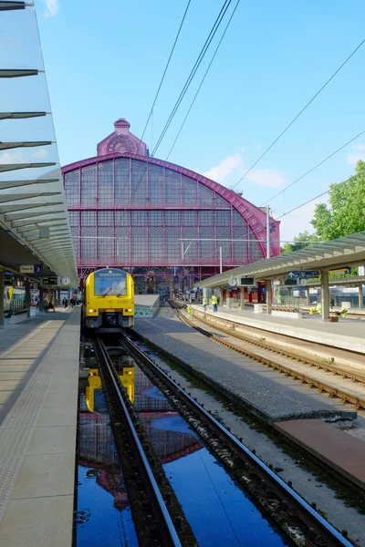 Αμβέρσα, Βέλγιο, 2019 Μαΐου, τρένο σε αναμονή στην πλατφόρμα του κεντρικού σταθμού της Αμβέρσας — Φωτογραφία Αρχείου