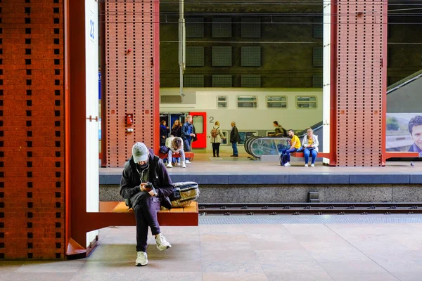 Αμβέρσα, Βέλγιο, 2019 Μαΐου, ο άνθρωπος περιμένει για το τρένο — Φωτογραφία Αρχείου