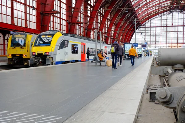 Anvers, Belçika, Mayıs 2019, Antwerp Merkez İstasyonu'nda trene doğru yürüyen ler