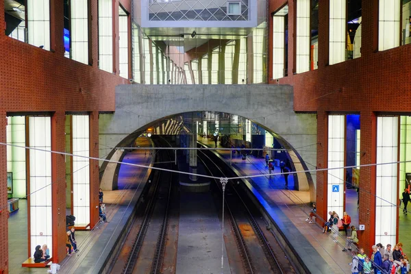 Antwerpen, Belgien, maj 2019, Tom bana på Antwerpens Central Station — Stockfoto