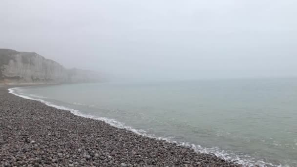 Spectaculair mist uitzicht op Fecamp Beach — Stockvideo