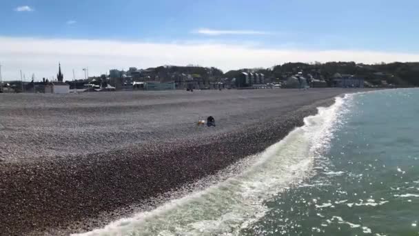 Захватывающий вид на пляж Фекамп — стоковое видео