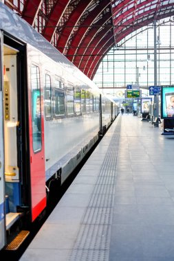 Antwerp, Belçika - Anno 2019: Tren platformda güzel, tarihi ve anıtsal Antwerp Tren İstasyonu 'nda yolcuları bekliyor..