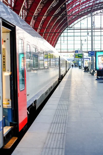 Antuérpia, Bélgica - Anno 2019: O trem está esperando na plataforma para passageiros Dentro da bela, histórica e monumental Estação Ferroviária de Antuérpia. — Fotografia de Stock