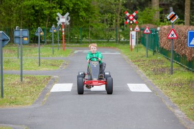 Trafik parkında bir go cart üzerinde Çocuk 