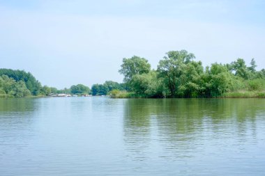 Dalgakıranlı pastoral sakin gölün manzara manzarası