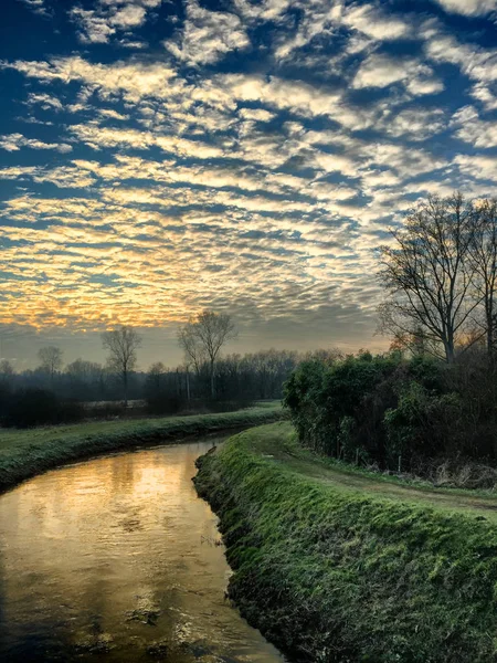 Coucher de soleil avec nuages et ciel bleu Reflet sur la rivière . — Photo