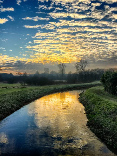 Coucher de soleil avec nuages et ciel bleu Reflet sur la rivière . — Photo