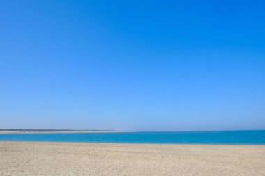 plaj ve mavi gökyüzü