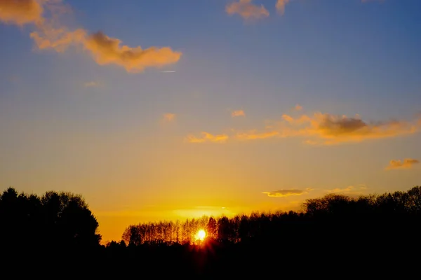 Природний захід сонця або схід через поле — стокове фото