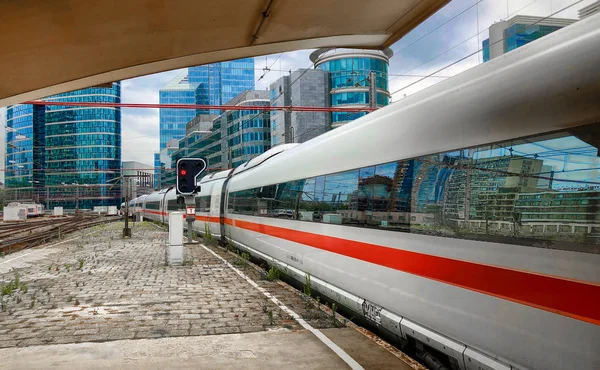 Comboio ICE entre Países Baixos e Alemanha numa plataforma em Bruxelas Norte — Fotografia de Stock