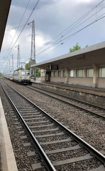 Bruxelas, Bélgica - Junho de 2019: comboios que chegam à Estação Ferroviária Bruxelas-Norte . — Fotografia de Stock