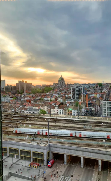 Brusel, Belgie anno 2019: vedlejší vstup s věž s hodinami z nádraží Brusel Sever — Stock fotografie