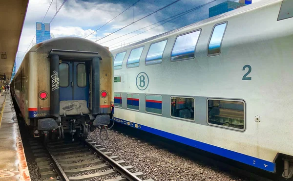 Bruxelas, Bélgica - Junho de 2019: comboios que chegam à Estação Ferroviária Bruxelas-Norte . — Fotografia de Stock