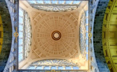 Anvers, Belçika - Haziran 2019: Antwerp Merkez tren istasyonunun giriş salonunda güzel klasik tavan