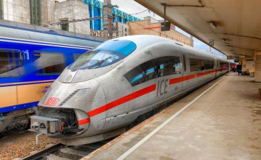 Brüksel, Belçika-Haziran 2018: Brüksel Kuzey 'de bir platformda Hollanda ve Almanya arasında buz treni