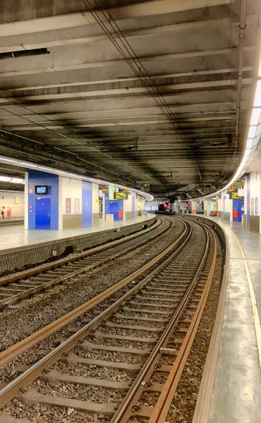 Empty railroad and platform of the Brussels-Luxembourg railway station — Stock Photo, Image