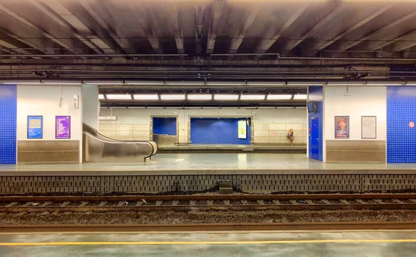 Lege spoorlijn en perron van het station Brussel-Luxemburg — Stockfoto