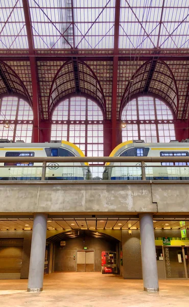 Antwerpen, Belgien-maj 2019: tåg som väntar på plattformen för passagerare i den vackra, historiska och monumentala Antwerpen tåg station. — Stockfoto