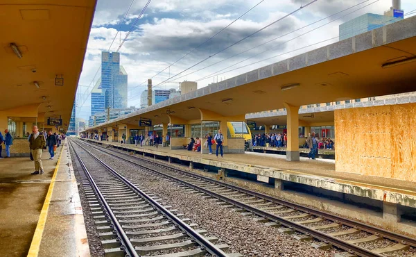 Брюссель, Бельгія 2019 червня: пасажири очікування на платформі в Брюсселі Північного залізничного вокзалу — стокове фото