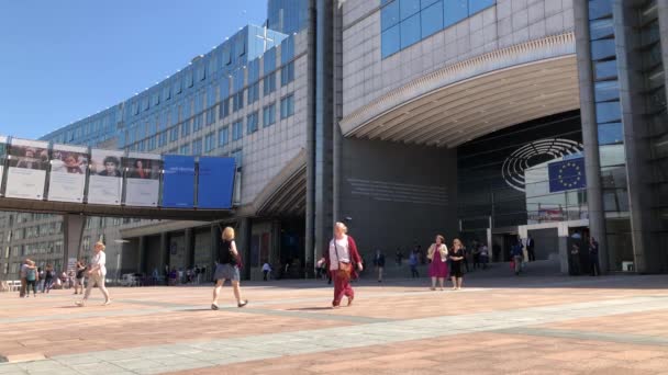 Bruselas, Bélgica, junio de 2019, Gente caminando en la explanada en el barrio europeo — Vídeos de Stock