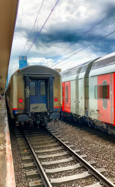 Bruxelas, Bélgica - Junho de 2019: comboios que chegam à Estação Ferroviária Bruxelas-Norte . — Fotografia de Stock