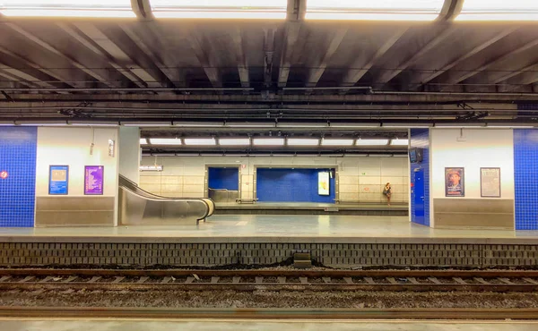 Empty railroad and platform of the Brussels-Luxembourg railway station — Stock Photo, Image